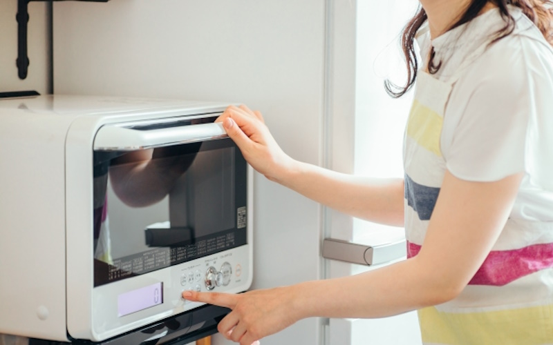電子レンジの電気代はどのくらいが一般的？格安レンジと高級レンジの電気代の違いは