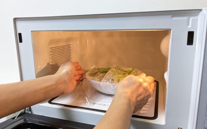電子レンジの電気代はどのくらいが一般的？格安レンジと高級レンジの電気代の違いは